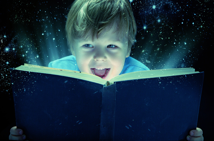 Niño leyendo libro mágico Niño leyendo libro mágico